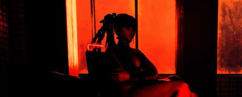 《剑星》游戏内角色战斗画面，主角手持长剑与机械敌人激烈交战，背景充满科幻风格的废墟场景