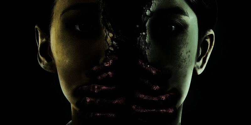 《寂静岭：飞升》废弃怪物概念图，展示一个扭曲人形生物，身体融合金属与血肉，背景为浓雾弥漫的街道