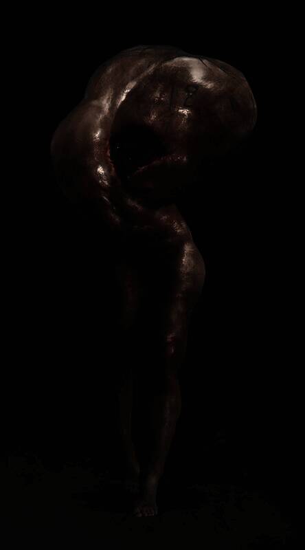 概念图中展示的畸形怪物，躯干分裂成多节，爬行姿态诡异，周围布满血迹与铁链