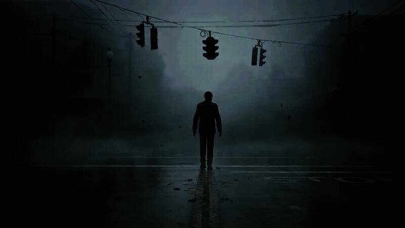 《寂静岭》经典场景再现，浓雾笼罩的街道上孤独的身影缓缓前行，氛围压抑而神秘