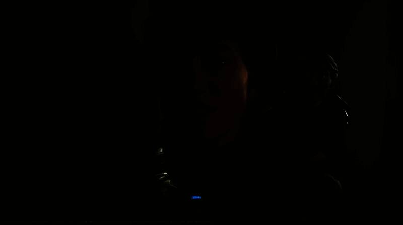 《死亡搁浅2》温泉场景夜空画面，繁星点点，远处可见冥滩地貌轮廓