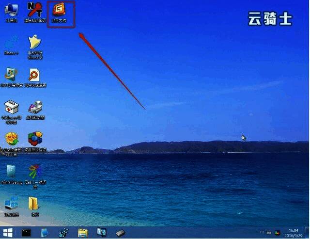 BIOS设置界面示意图，U盘被设置为首选启动设备，箭头指向Boot选项