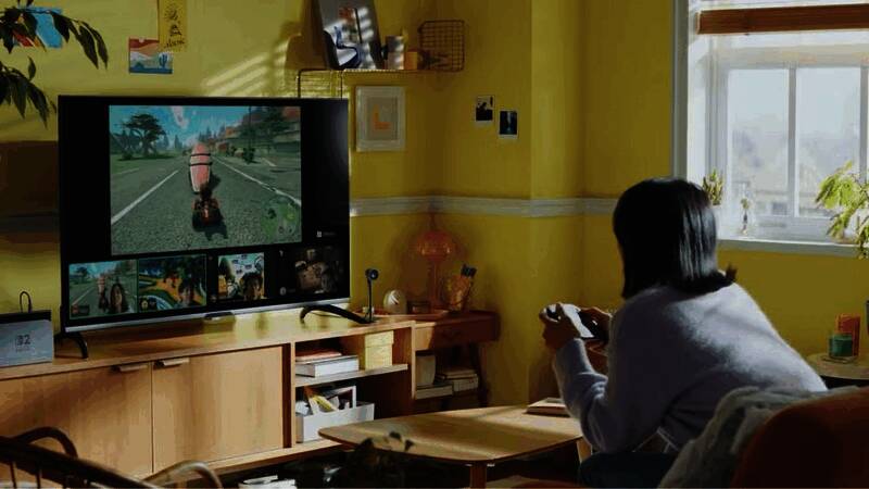 Switch2全球发售现场照片，玩家排队购买主机，店铺外张贴着‘新品到货’海报