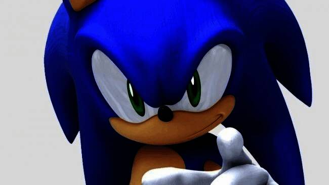 《索尼克大冒险》游戏画面，索尼克在高速奔跑中穿越充满未来感的城市赛道，身后留下蓝色残影