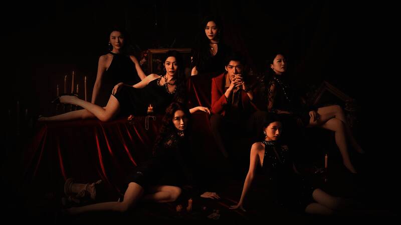 《黑神话：悟空》游戏实机画面，主角挥舞金箍棒对抗巨型妖怪，场景充满东方神话氛围