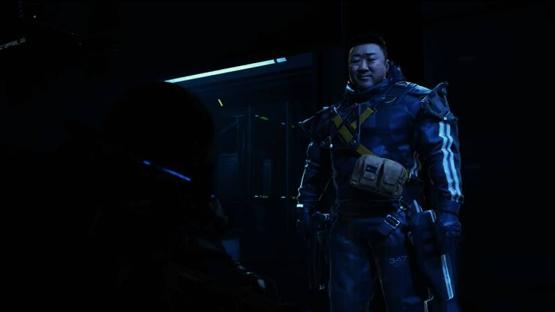 马东锡在片场拍摄全息影像片段，身穿游戏定制服装，背景为高科技投影装置