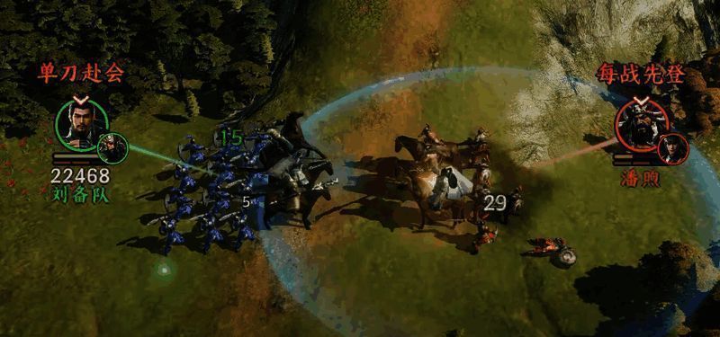 关羽在PVP战场中对抗敌方吕布，成功反击并维持阵线