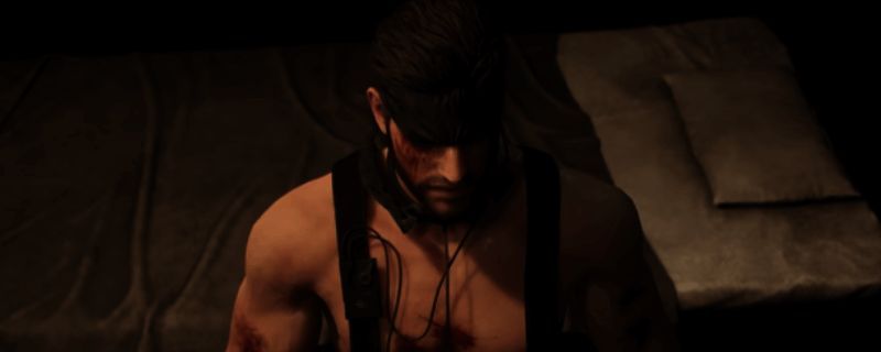 《合金装备3：重制版》序章 gameplay 画面，主角在丛林中潜行，周围是茂密植被与军事设施