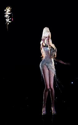 《逆水寒》动作【摇曳舞】动图演示，角色在庭院中轻盈起舞，动作流畅且富有节奏感