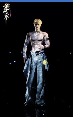 玩家使用【摇曳舞】动作与其他角色互动，场面欢乐热闹