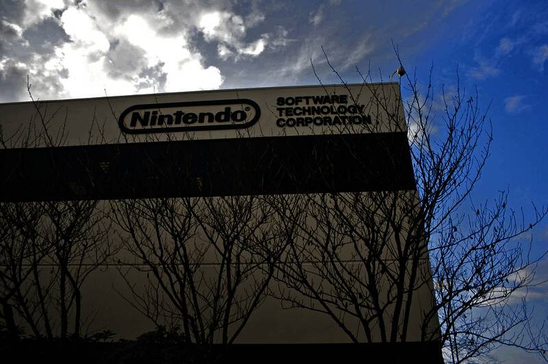 二手游戏主机交易市场场景，玩家正在检查一台Switch2主机，神情谨慎