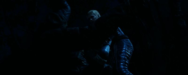 《合金装备3：重制版》游戏内BOSS战场景，主角Snake与头领对峙，背景充满紧张氛围