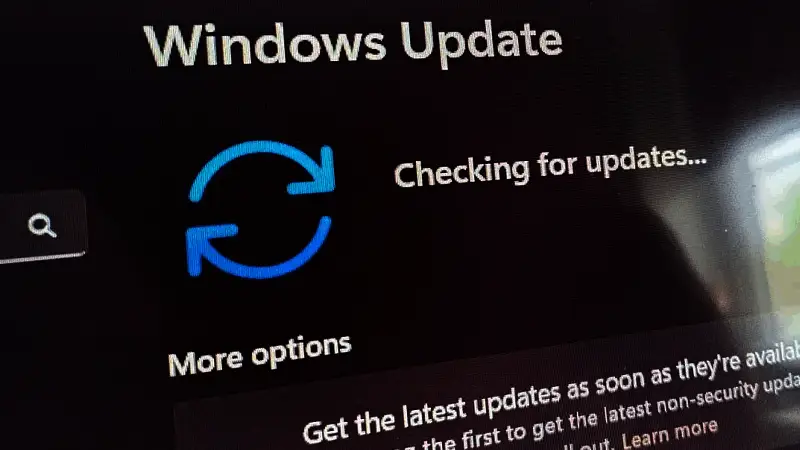 微软官方发布的Windows 11 25H2预览版界面截图，展示新版系统启动画面与任务栏细节