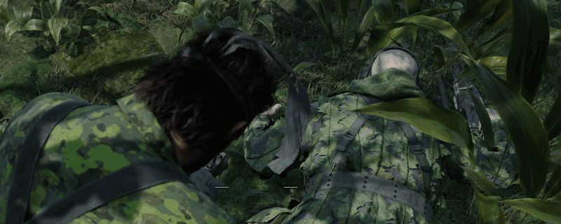 《合金装备3：重制版》游戏画面，主角Snake在丛林中潜行，背景可见BOSS‘死亡’的剪影