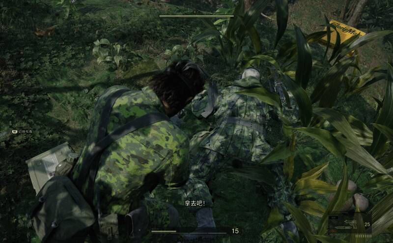 玩家角色Snake从背后逼近The Boss的瞬间，画面紧张感十足，光影效果突出潜行氛围