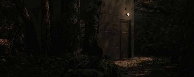 《合金装备3：重制版》游戏中角色潜入基地的俯视视角画面，周围是军事设施和仓库建筑