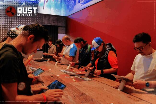 玩家在手机上操作《失控进化》的界面截图，展示触控布局与实时战斗场景，画面细节丰富