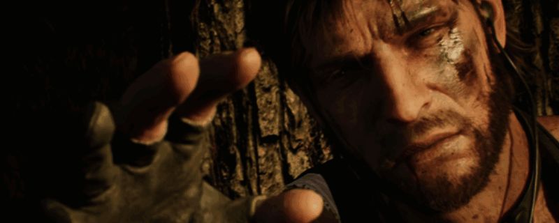 《合金装备3：重制版》游戏画面展示角色在丛林中潜行，背景可见敌人巡逻与毒蛇出没的环境细节