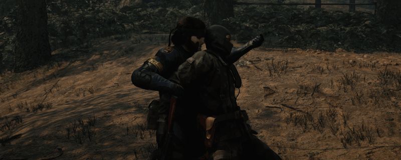 《合金装备3：重制版》中角色潜行接近敌方哨岗的场景，周围为丛林环境，铁丝网清晰可见