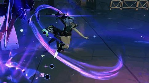 卢西娅释放强化特殊技画面，角色化身巨大以骸，释放蓝色能量光束横扫战场，队友头顶出现强穿状态图标