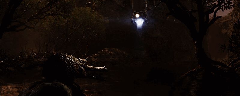 《合金装备3：重制版》中三棵木桩旁分别盘踞着三条颜色各异的蛇类，环境阴暗潮湿，充满丛林战斗氛围