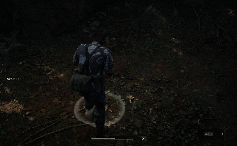 玩家角色在丛林地面布置捕鼠器的游戏画面，周围环境潮湿阴暗，凸显出探索的紧张氛围