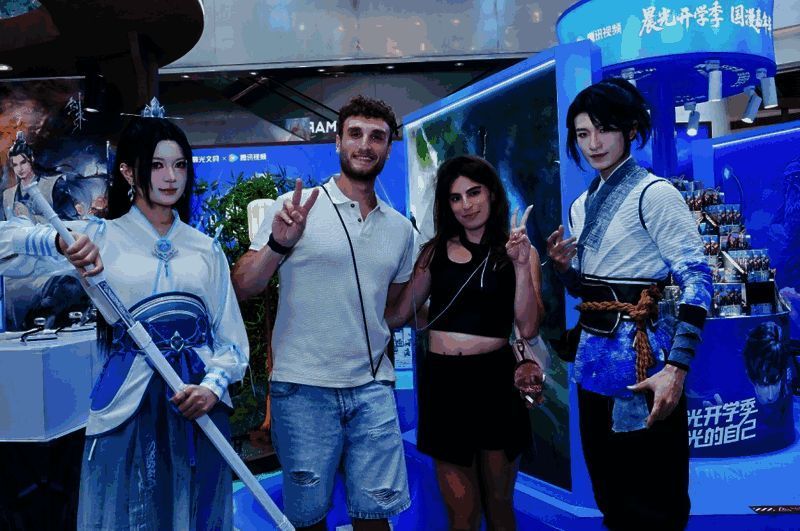 晨光品牌负责人朱剑锋在活动现场发言，背景为国漫主题展墙，充满文化氛围