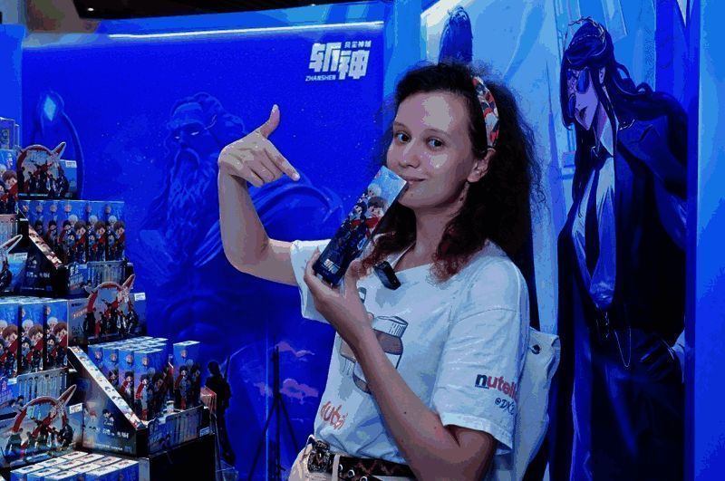 晨光与腾讯视频合作的国漫联名产品陈列墙，包括吧唧、色纸、文具套装等，设计精美