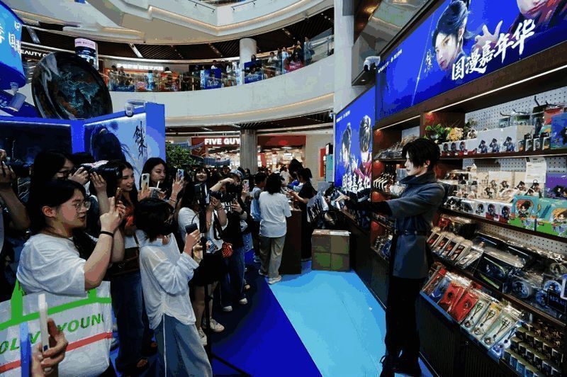 晨光产品在日本茑屋书店专柜陈列，日本消费者正在选购国漫联名文具