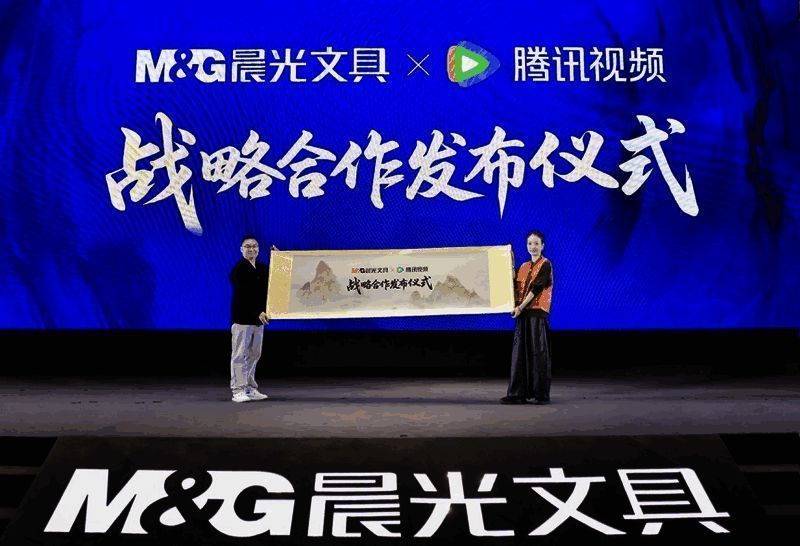 腾讯视频IP授权负责人Bella与晨光团队合影，背景为‘国漫嘉年华’主视觉墙