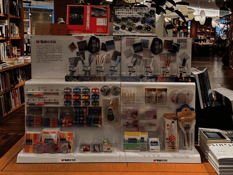 晨光产品在国际展会上展出，外国参观者对中国风文具表现出浓厚兴趣