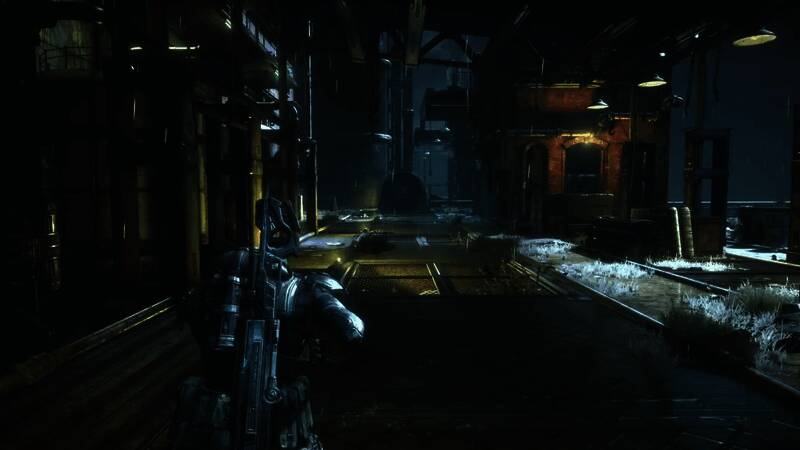 近距离战斗画面，链锯枪锯入敌人身体的细节刻画入微