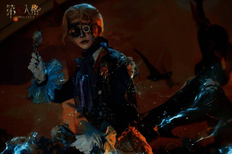 COSER扮演的作曲家手持乐谱站在舞台中央，灯光聚焦，氛围神秘