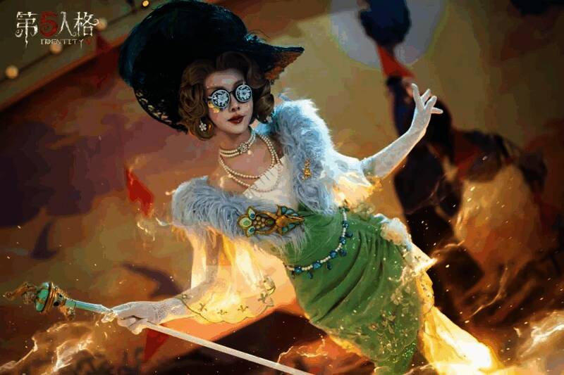 “法罗女士”COSER身着华丽长裙，姿态优雅，周围玩家争相合影