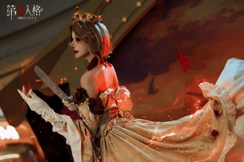 红夫人COSER站在镜面装置前，背景灯光幽深，宛如画中走出
