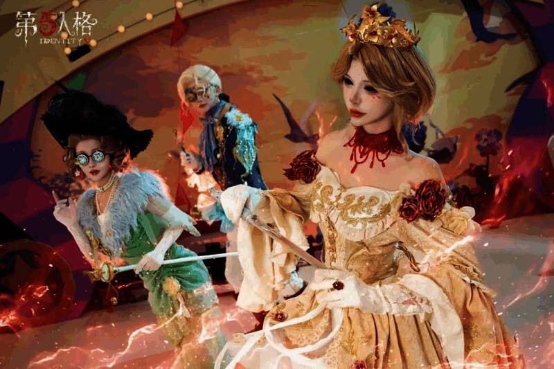 三位角色同台合影，舞台布景融合秋叶与庄园元素，视觉冲击强烈