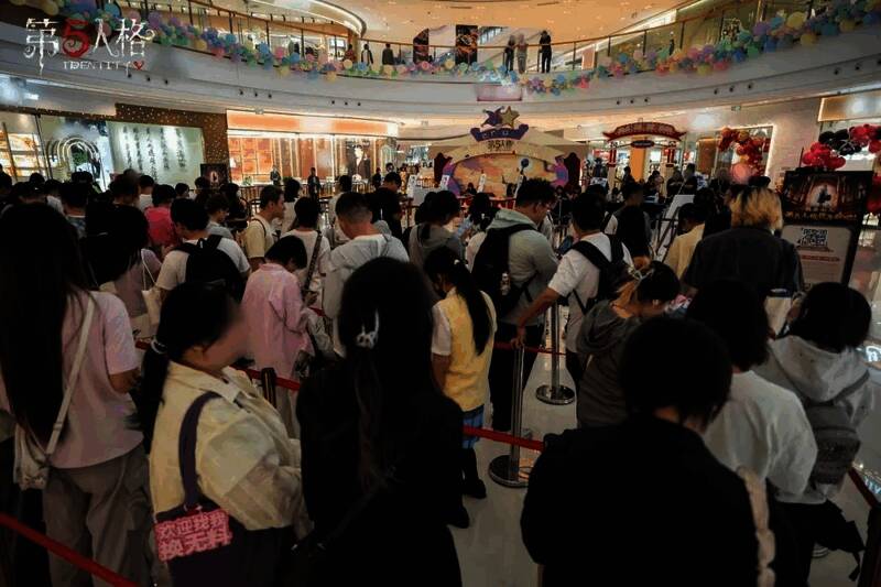 玩家正在参与‘推理之径’游戏，手持线索卡在展板前认真比对