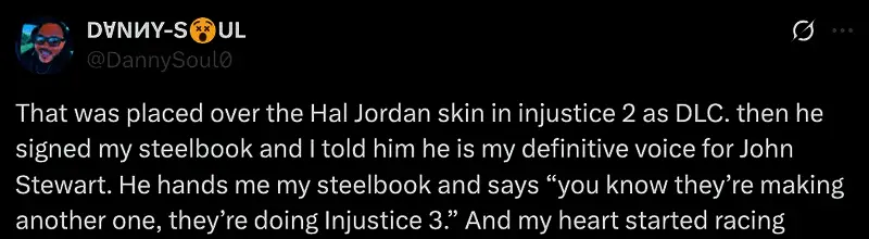 超人配音演员乔治·纽伯恩与粉丝合影，神情专注地回应关于新游戏的问题