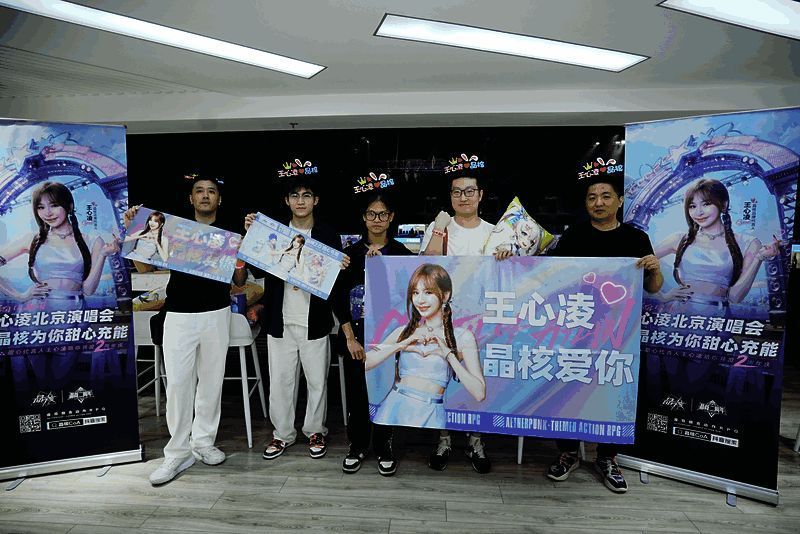 演唱会现场，《晶核》主题包厢内粉丝挥舞荧光棒，背景大屏播放游戏画面