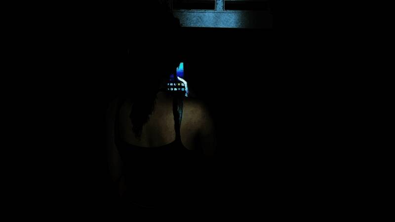 主角琳达手持手机在废墟中前行，神情紧张，背后阴影中似有灵体潜伏