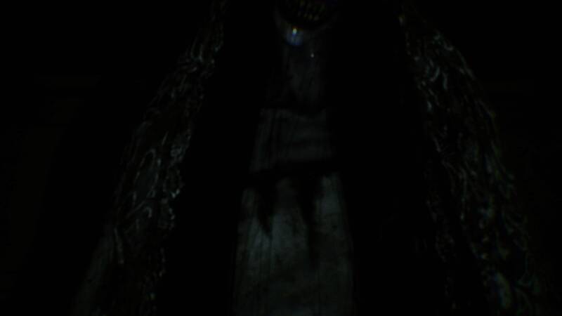 琳达站在祭坛前，周围浮现蓝色灵体光影，空气中漂浮着符咒