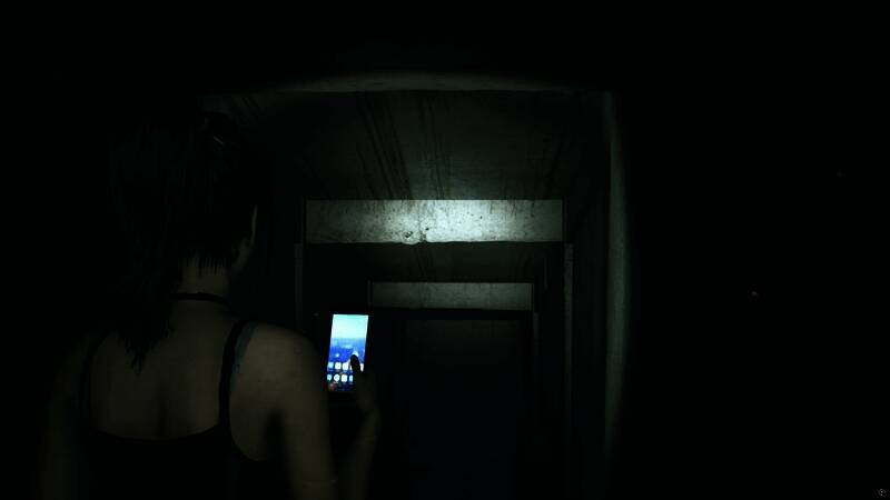 手机屏幕视角下，黑暗走廊中浮现半透明女鬼身影，红光闪烁
