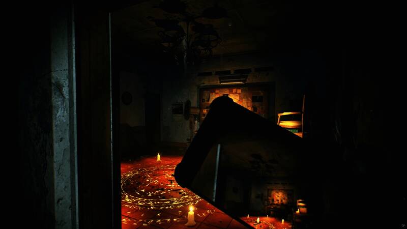 玩家在电脑前戴上耳机试玩，表情惊恐，手捂胸口