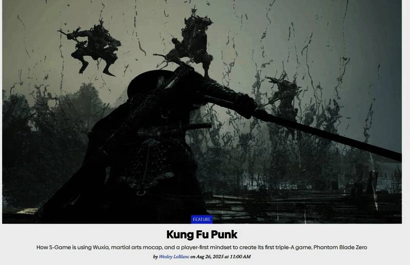 Game Informer记者Wesley LeBlanc在北京首钢园S-PARTY活动现场，背景为悬挂千条红线的工业风展场，充满‘功夫朋克’视觉氛围