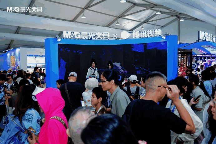 《浪浪山小妖怪》主题区萌趣十足，小朋友与家长一同参与盖章游戏，展台氛围轻松欢乐