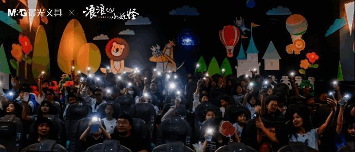 观众在《全是喵》联名便利贴墙前驻足挑选，产品设计萌系治愈，色彩缤纷