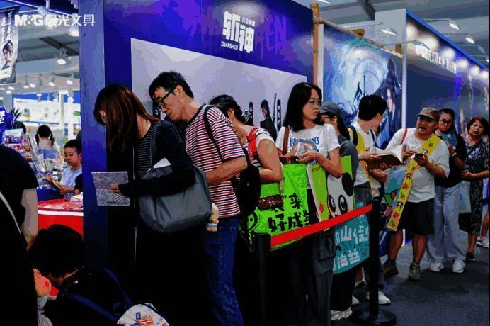 快闪店内陈列多款国漫联名文具，顾客正在试用光栅效果修正带，展示动态变化