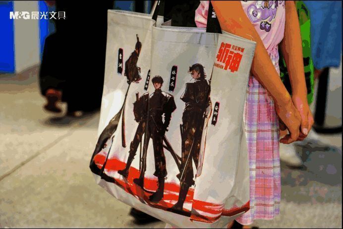 夜晚灯光下的快闪店外观极具视觉冲击力，霓虹灯牌写着‘成为闪光的自己’标语