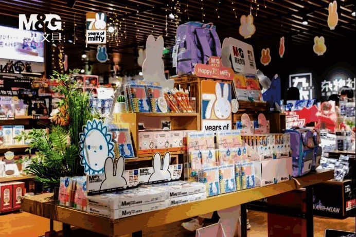 孔庙联名祈福笔套装包装庄重典雅，附赠开光证书与许愿卡