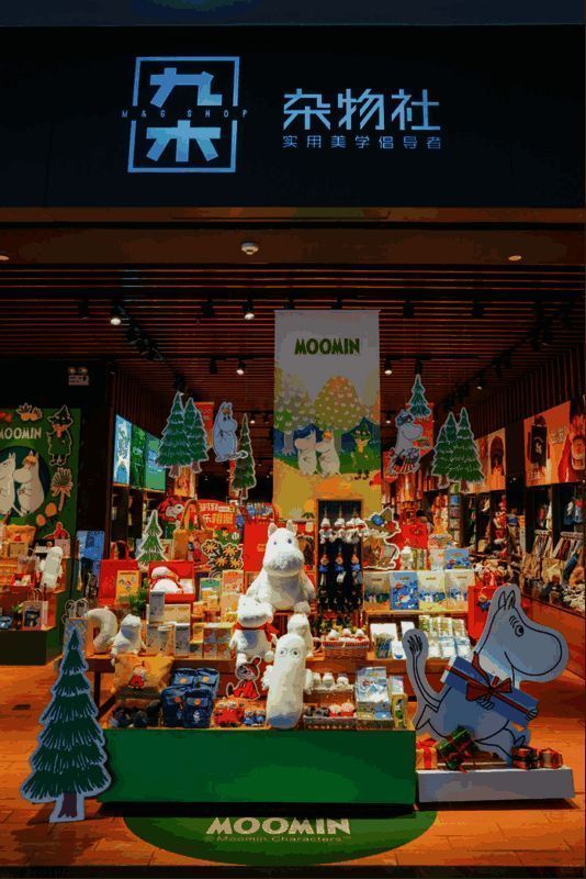 学生在文具店参与‘金榜题名’许愿墙活动，墙上贴满写有梦想学校的便利贴